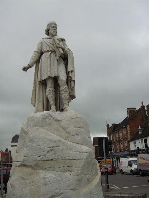Statue Of Alfred The Great Who Burned He Cakes In Wantage Town Centre