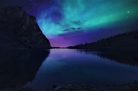2560x1700 Aurora Borealis Northern Lights Over Mountain Lake Chromebook
