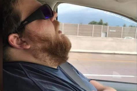 Viral Hombre Se Quedó Dormido En El Auto Y Los Memes No Lo Perdonaron