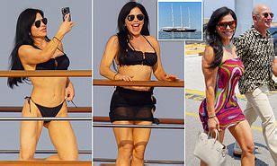 Lauren Sanchez Flaunts Curves In Dark Bikini As She Relaxes On Fianc Jeff Bezos M Mega