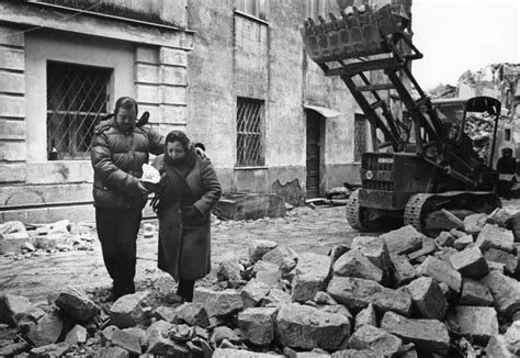 Il n'est pas forcément évident de bien réagir avant, pendant et après un séisme. Tremblement de terre en Italie (Mezzogiorno), décembre 1980 | Claire Beaugrand-Champagne ...