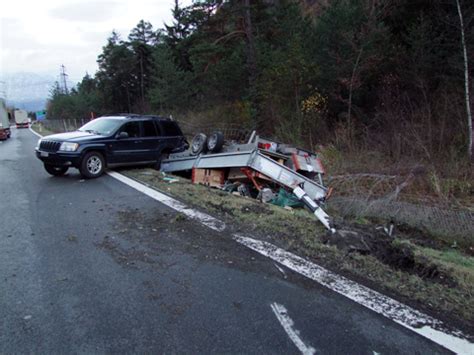 Schwerer unfall a13 freiwalde 15.09.2010. Rothenbrunnen GR: Transportanhänger überschlagen ...