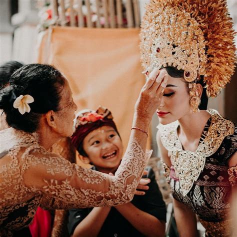 7 potret nora alexandra philip dengan balutan kain batik, memesona. Resmi Menikah dengan Jerinx, Nora Alexandra Dapat Nama Baru