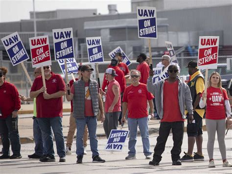 The Uaw Held Talks With Gm And Ford Over The Weekend But The Strike