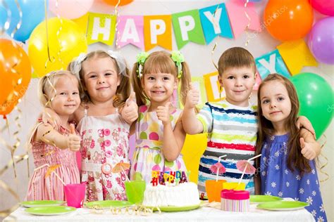 Niños Celebrando Fiesta De Cumpleaños — Fotos De Stock © Oksun70 33309605