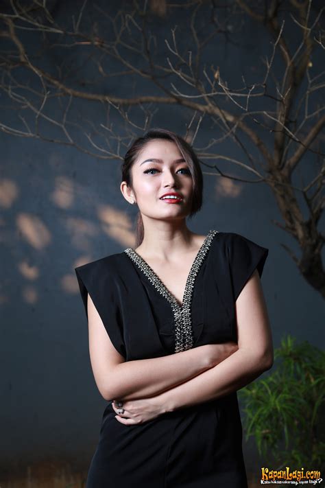 Jangan lupa like, comment dan subscribe ya. Tampil Cantik, Siti Badriah Ingin Ikuti Beyonce ...