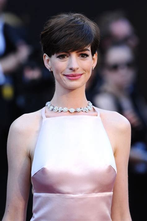 Oscars Anne Hathaway Triomphe Sur Fond De Pol Mique Base De Seins Purepeople