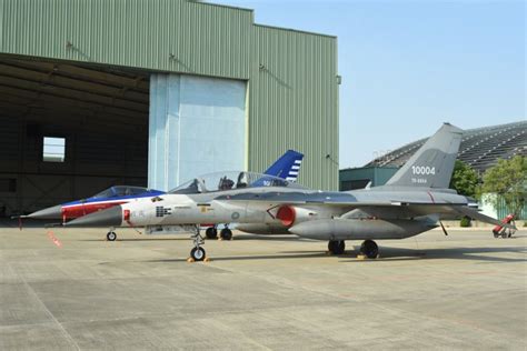 Compound of 航空 (kōkū, aviation) +‎ 機 (ki, machine). 漢翔航空工業公司產能介紹