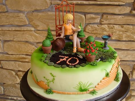 Prächtige beete, schöne accessoires und möbel oder auch dekorative zäune können selbst einen kleinen garten in ein. Brigittes Tortendesign: Garten-Torte mit Rosenbusch - Step ...
