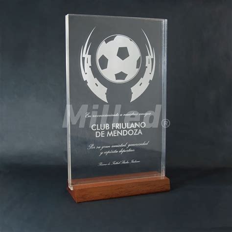 Grabamos nuestras piezas sin intermediarios por eso somos capaces de hacerle llegar sus pedidos personalizados en 24/48 horas. Trofeo Acrílico Grabado Láser base madera | Milled