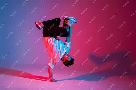 Premium Photo Dancer Doing Acrobatic Trick And Dancing Breakdance In