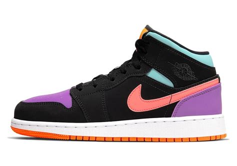 La Air Jordan 1 Mid Adopte Un Look Multicolor Le Site De La Sneaker