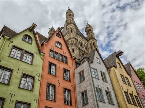 Am späten donnerstagnachmittag haben zwei unbekannte männer eine sparkasse in der kölner gegen 17.40 uhr betraten die unmaskierten räuber den schalterraum der bank am neumarkt. Köln Altstadt - Nordrhein-Westfalen, Deutschland ...
