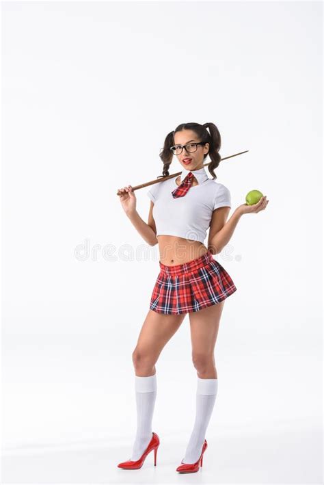 молодая сексуальная школьница в красной юбке шотландки с таблеткой