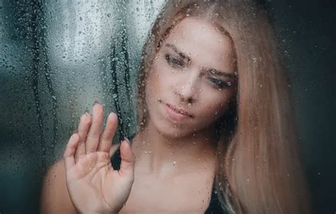 Обои стекло девушка капли настроение рука окно картинки на рабочий