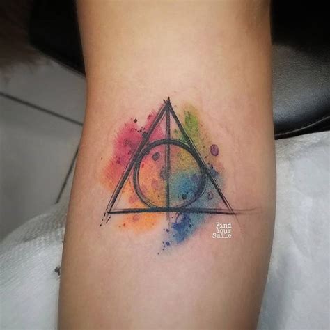 All artists of the queen bee tattoo parlour are trained in universal precautions to protect both themselves and their. Deathly Hollows Watercolor Tattoo en 2020 | Tatuajes ...