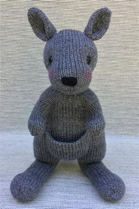 We are sure you will never get bored with our knitting you will find here easy and quick free animal knitting patterns to create unique designs of toys shaped in this was originally a japanese art of knitting or crocheting tiny cute stuffed animals. Knit Kangaroo Joey | Craftsy | Muñecos de punto, Animales ...