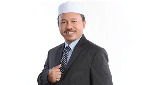 *he is sesumpah because we can't see him at night or in dark room. PJ Kedah angkat sumpah Senator