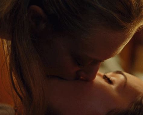 Megan Fox And Amanda Seyfried Jennifers Body Lesbian Kiss 4 Pics