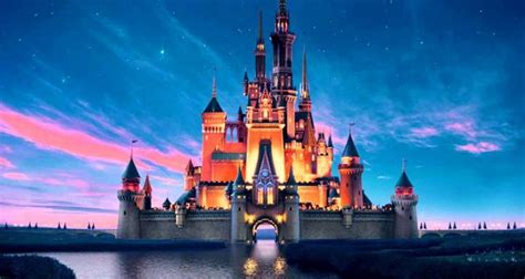 Contact el lince cosmico on messenger. El Castillo de Disney oculta un secreto detrás de sus paredes | Mundos disney, Castillo de ...