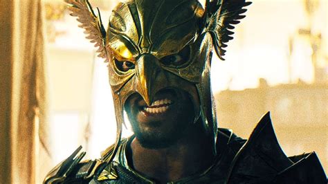 Fans Are Seriously Confused About Hawkman Using Dr. Fate's Helmet In