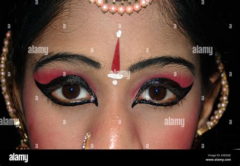 Indian Model Bindi Stockfotos Und Bilder Kaufen Alamy