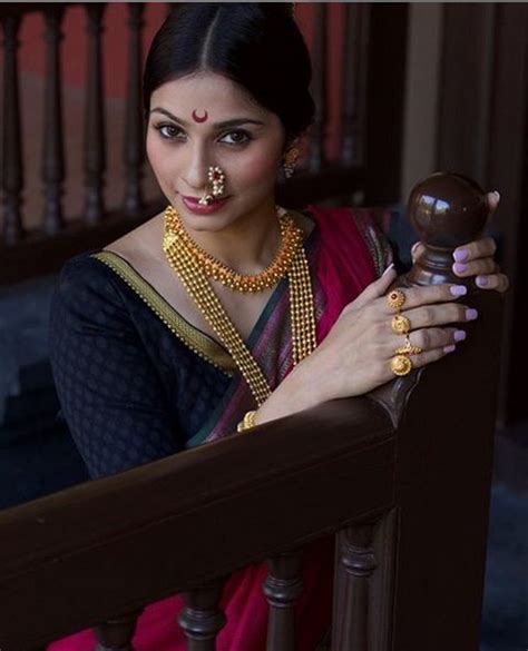 Tanisha Mukherjee Saree Marathi Nath Nose Ring
