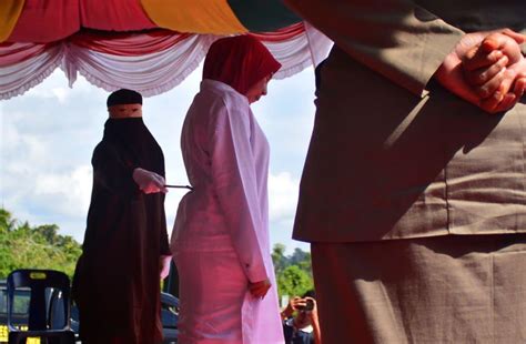 Indonesian Woman Whipped 100 Times For Adultery Her Partner Gets 15 Lashes