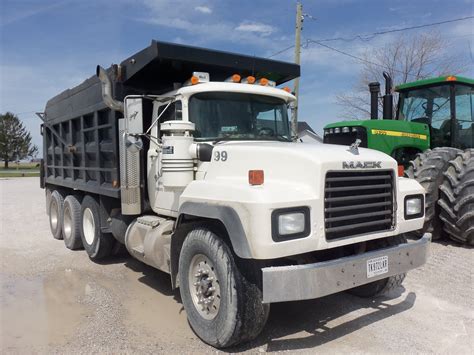 Tri Axle Dump Truck