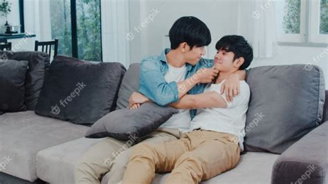 Jeune Couple Gay Asiatique Câlin Et Baiser à La Maison Fiers Lgbtq Dasie Attrayants Les