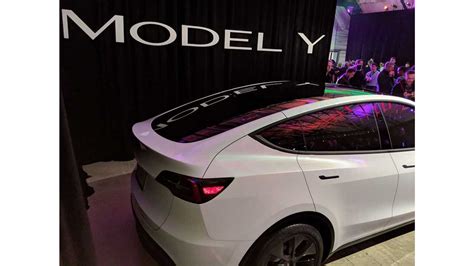 Tesla Model Y Panoramic Glass Roof Is Stunning Video