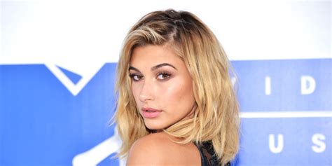 hailey baldwin went back to her natural hair color and it s gorgeous self