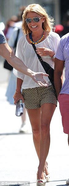 Kelly Ripa 41 Shows Off Her Toned Legs And Pert Bottom In Tiny