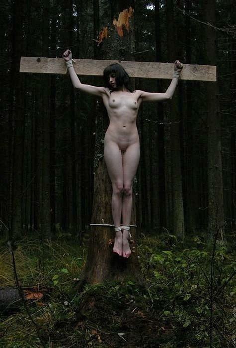 野外で磔全裸の外国人を十字架にはりつけてるエロ画像 性癖エロ画像 センギリ