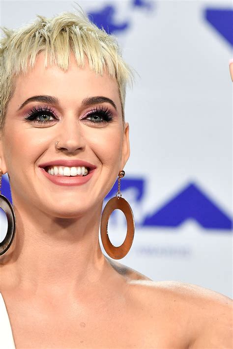 Katy Perry Cumple A Os De Lucir M Ltiples Cambios De Cabello Vogue
