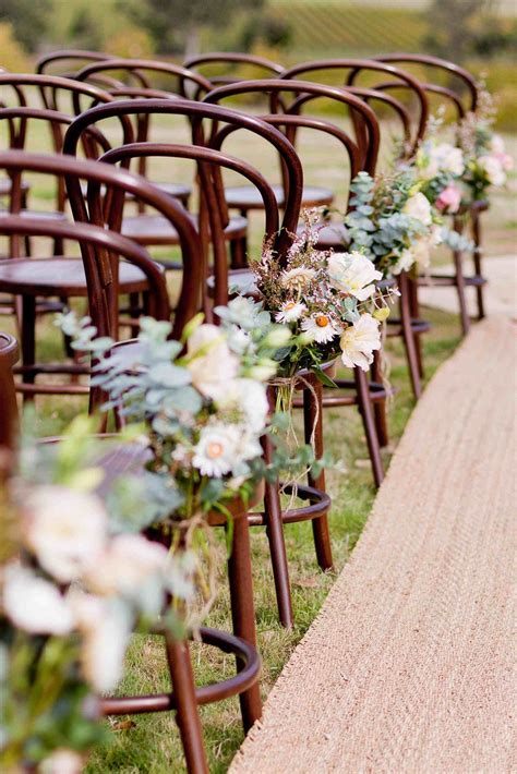 Choosing Aisle Flowers For Your Outdoor Wedding