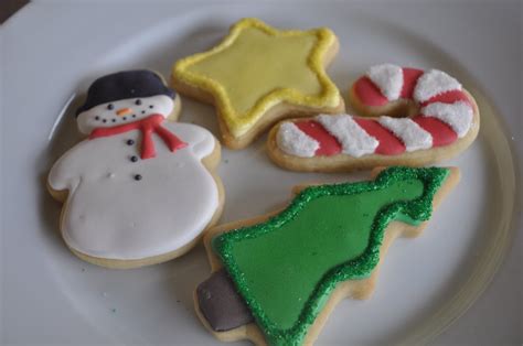 In this video i talk about sanding sugars, how to use them and what are the main difference between. How to use Sanding Sugar to Decorate Cookies - Suz Daily
