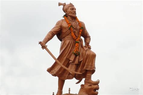 He founded the hindu kingdom in the deccan against all odds , fighting against the mighty mughals.he inspired and united the common man to fight against the tyranny of mughal ruler aurangjeb, by inculcating a sense of pride and nationality in them. Chatrapati Shivaji Maharaj Standing Statue HD Wallpaper