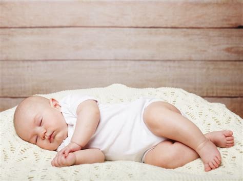 Bebé Pacífico Acostado En Una Cama Mientras Duerme Foto Premium