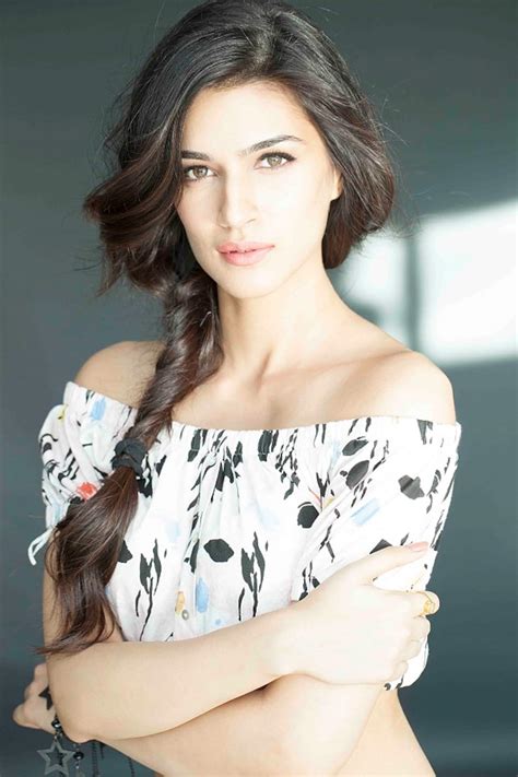 What Is Varun Dhawans Dilwale Co Star Kriti Sanons Latest Obsession Bollywood News And Gossip