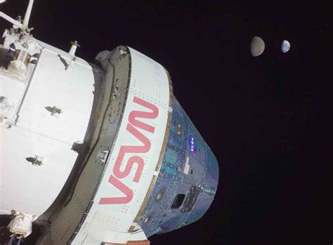 Spectacular Selfie Of Nasas Orion Spacecraft The Earth And The Moon