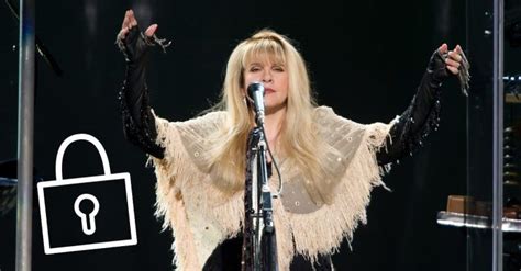 Stevie Nicks está dando xales que ela mantinha em um cofre Histórias