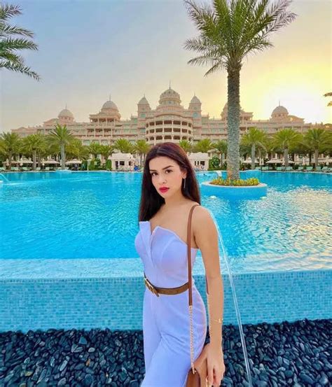 Avneet Kaur Sets Internet Ablaze With Her Stunning Pictures From Abu Dhabi Vacation The Etimes