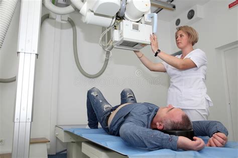 Radiólogos Que Realizan La Radiografía En Paciente Foto de archivo