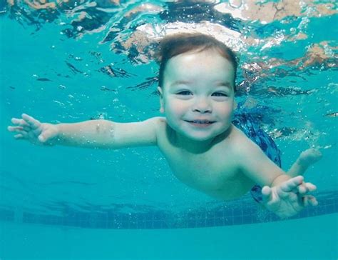 Lindos Bebes Nadando En Piscina Protectia