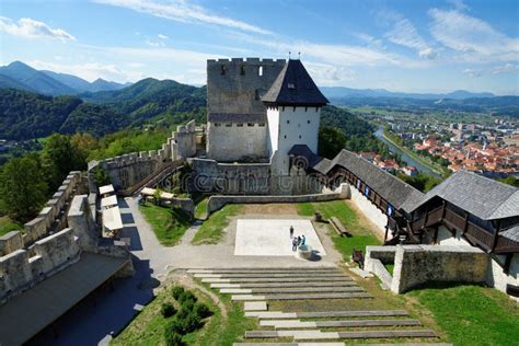 Château Médiéval De Celje En Slovénie Au Dessus De La Rivière Savinja