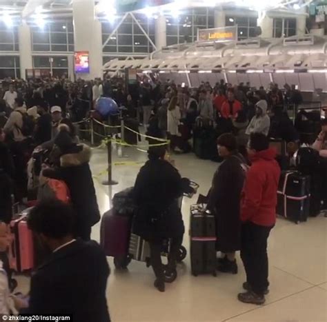 Passengers Cause Disturbance At Jfk After Flight Delays Daily Mail