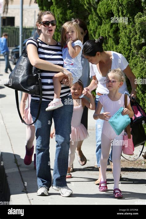 Pregnant Jennifer Garner Takes Her Daughters Violet And Seraphina Affleck To Ballet Class In