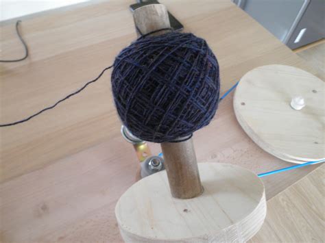 I've needed a swift for a long time, but it never seems to make it to the top of the supply list, so i thought for quite a while about how i could. DIY Yarn ball winder from scraps ~ Knitwear and Crafts