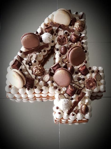 At this point proceed to decorate the cake with kinder chocolate cream by covering first the sides and finally the upper part. Number cake 4 ganache montee vanille déco chocolat kinder ...